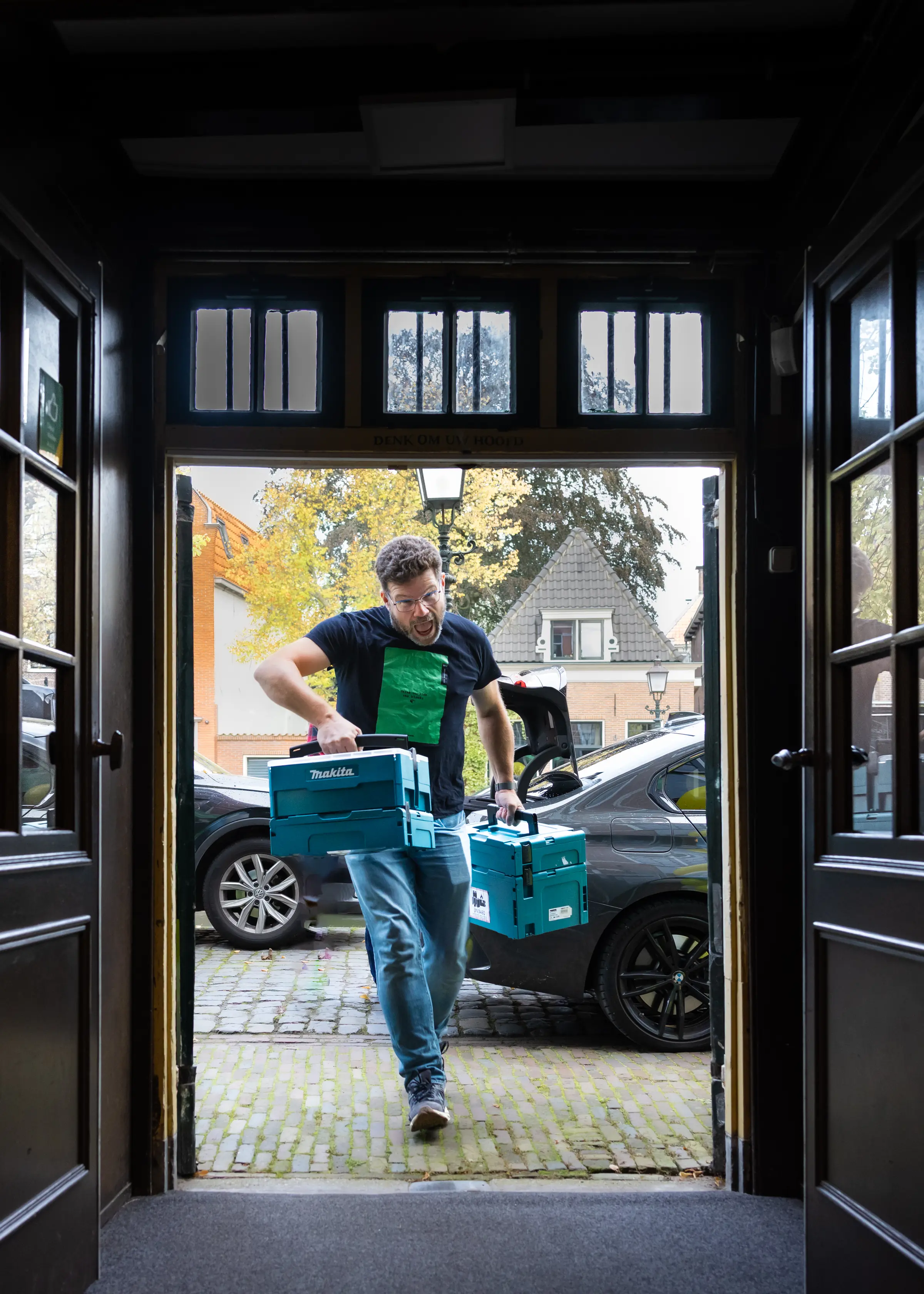 Binnenkomst met gereedschapskoffers (Thijs)