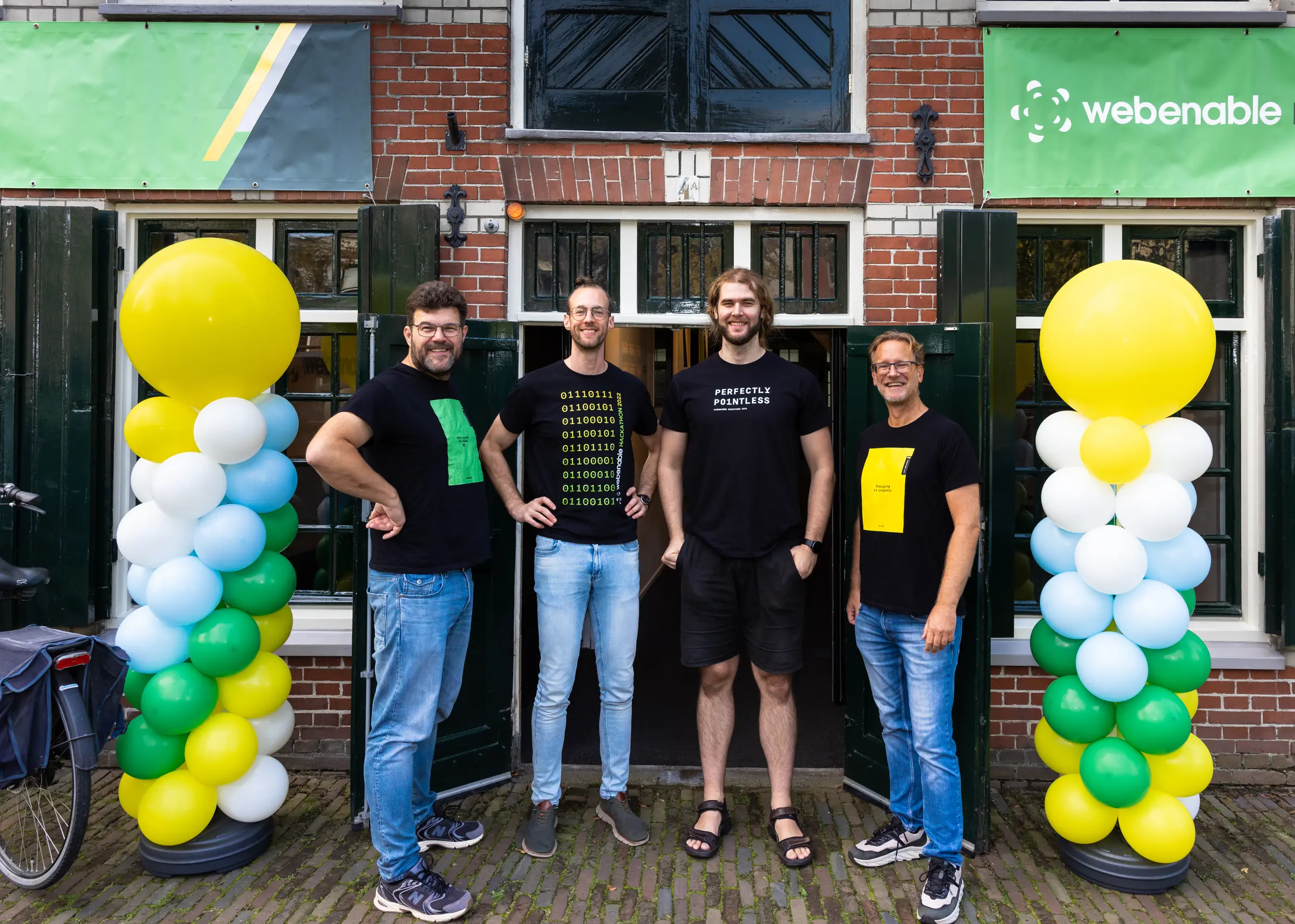 Groepsfoto voor de ingang (Thijs, Jochem, Michael en Peter)