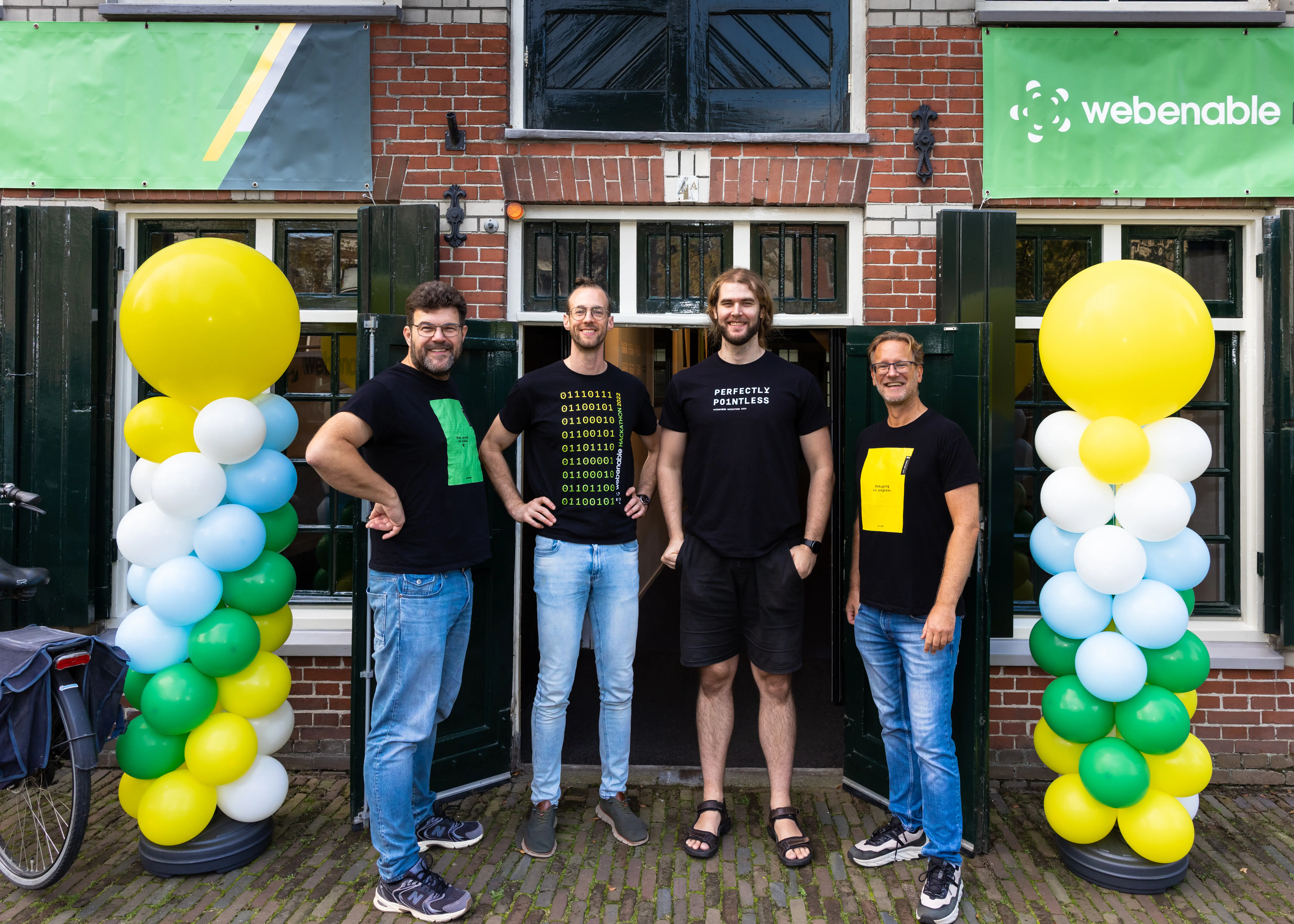 Groepsfoto voor de ingang (Thijs, Jochem, Michael en Peter)
