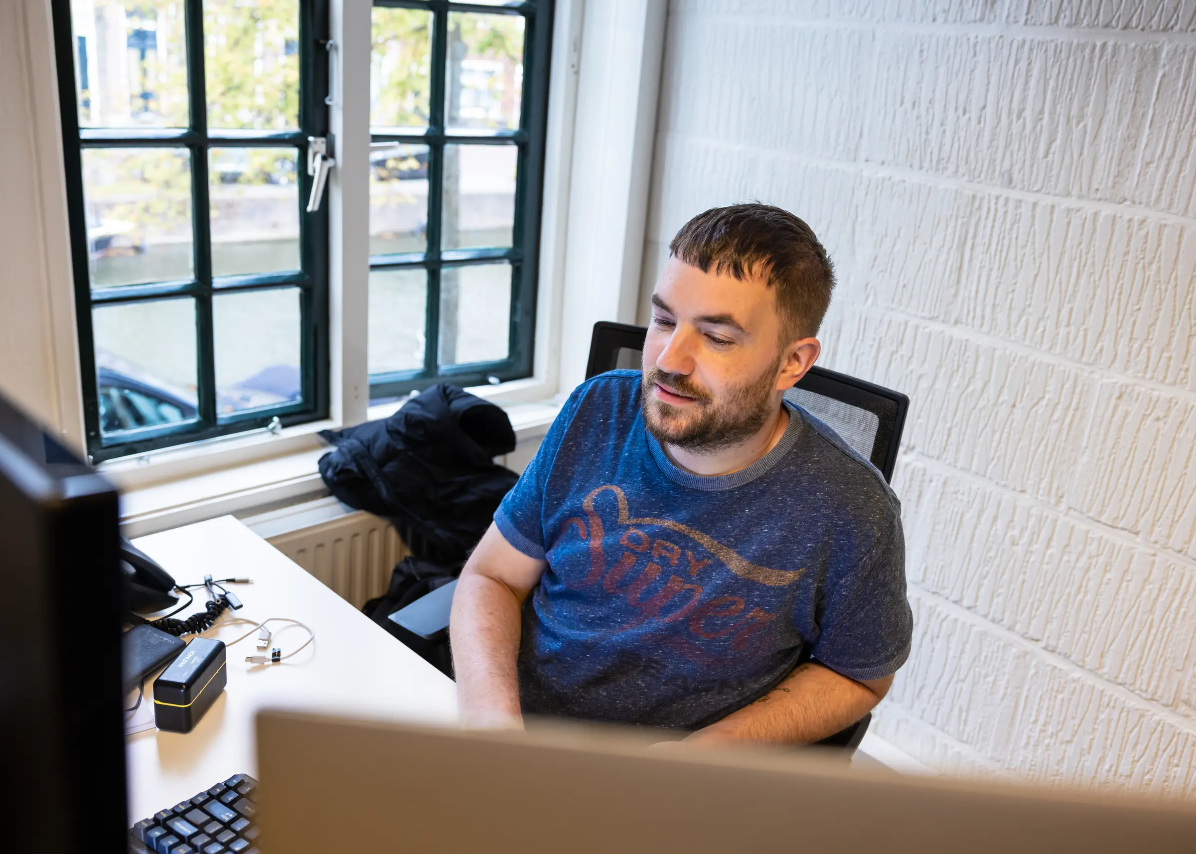 Aan het werk bij het raam (Mark)