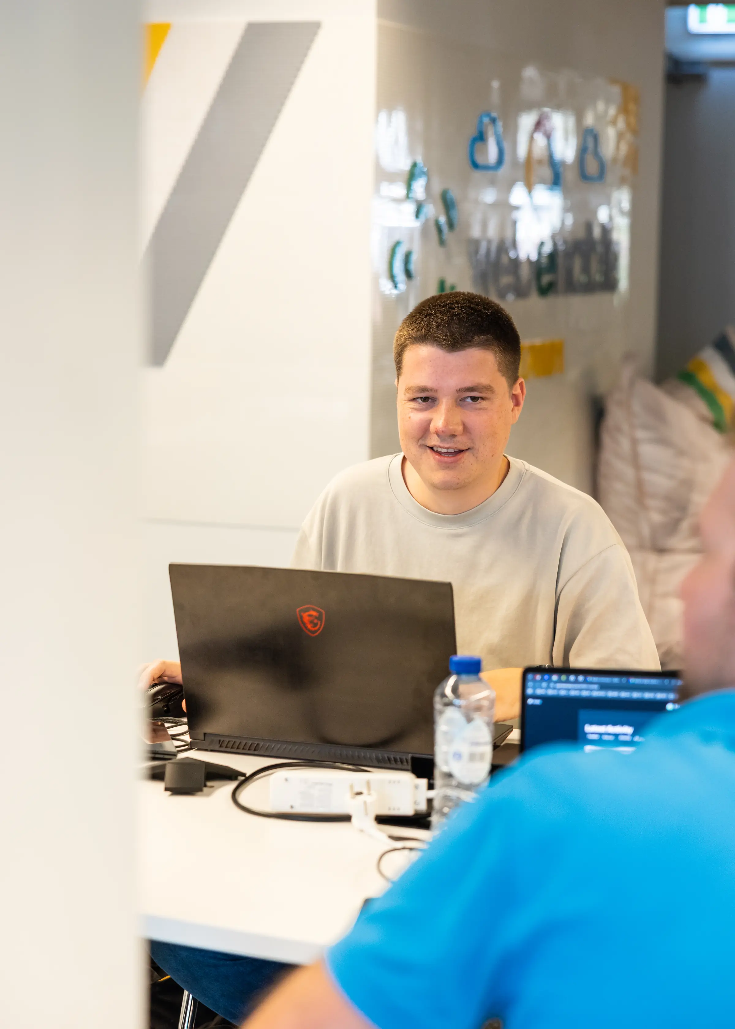 Aan het werk met laptop (Sybren en Henk)