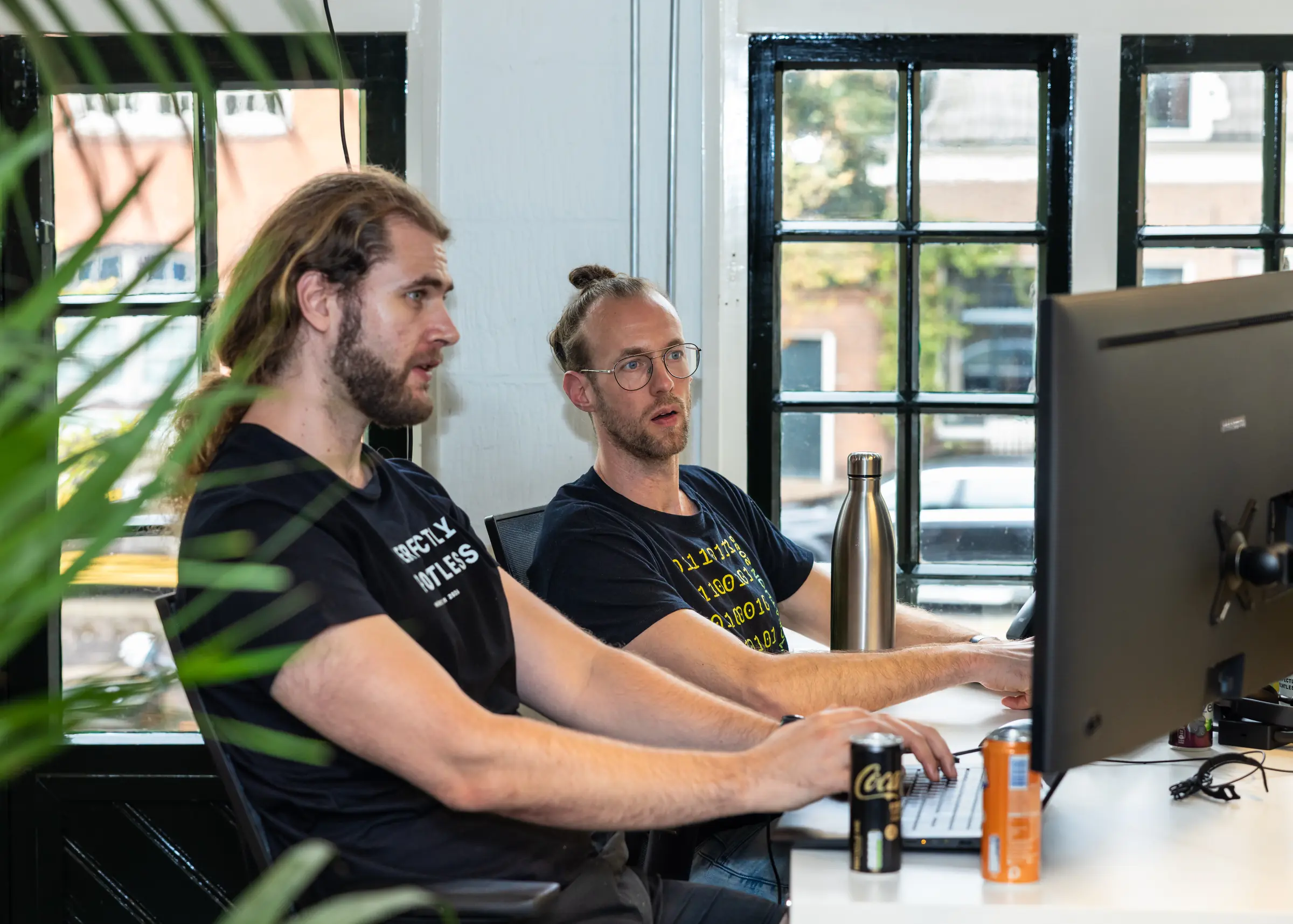 Sfeerbeeld samen programmeren bij het raam (Michael en Jochem)