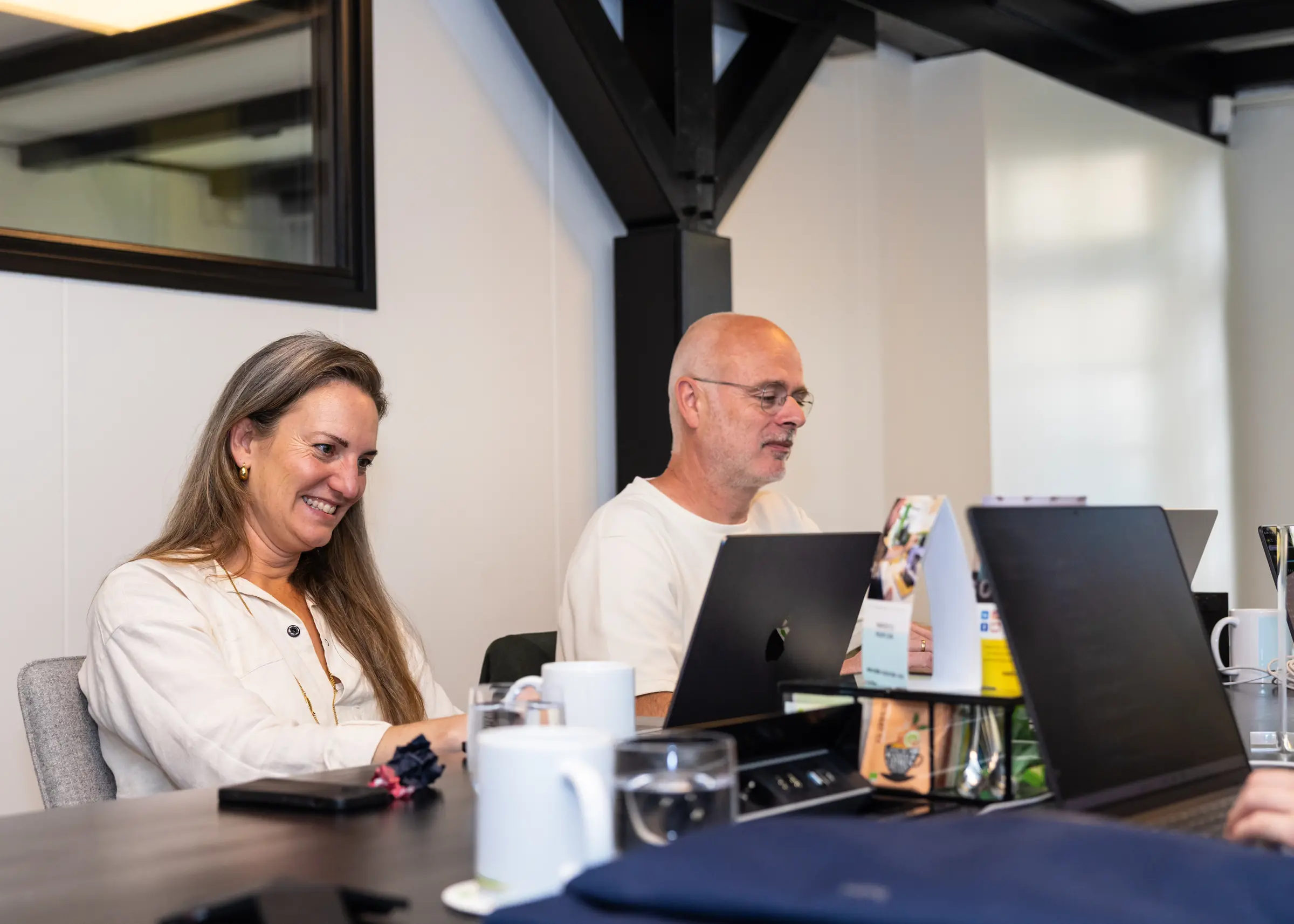 Sfeerbeeld lachen achter laptop (Viola, Joep en Luuk)