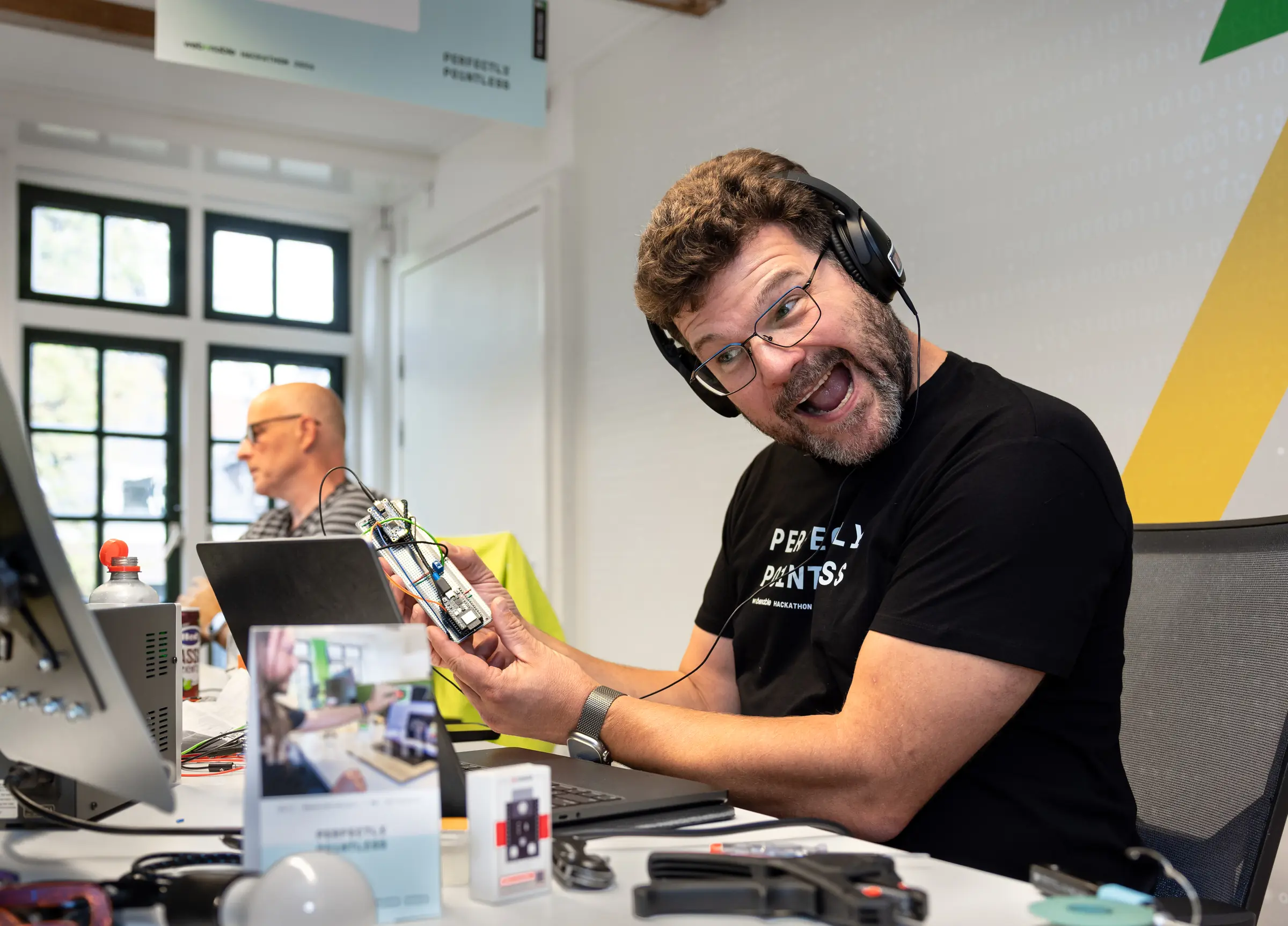 Arty Farty gekke bek met koptelefoon en elektronica (Jacco en Thijs)