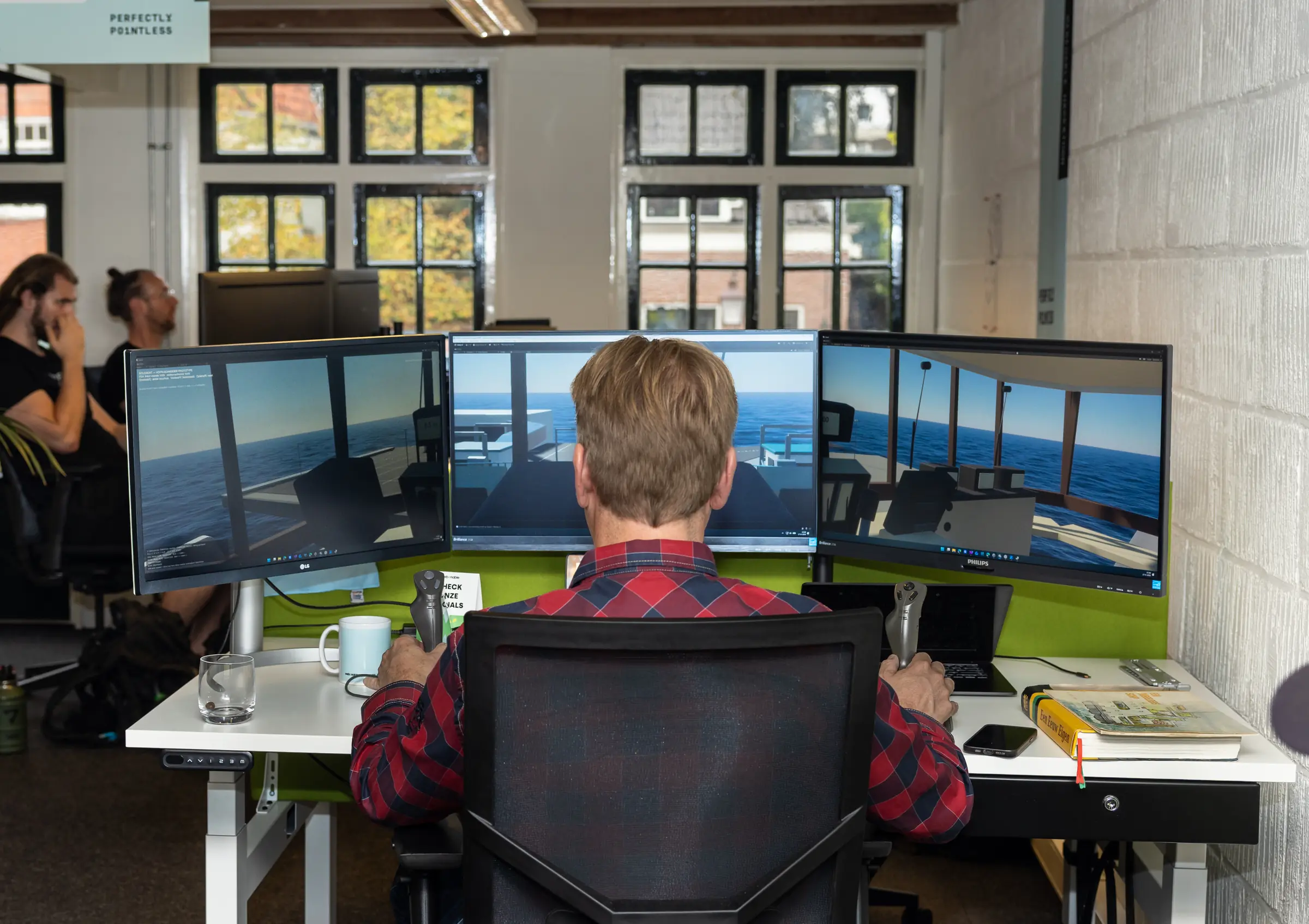 TESO-simulator op drie schermen (Michael, Jochem en Casper)