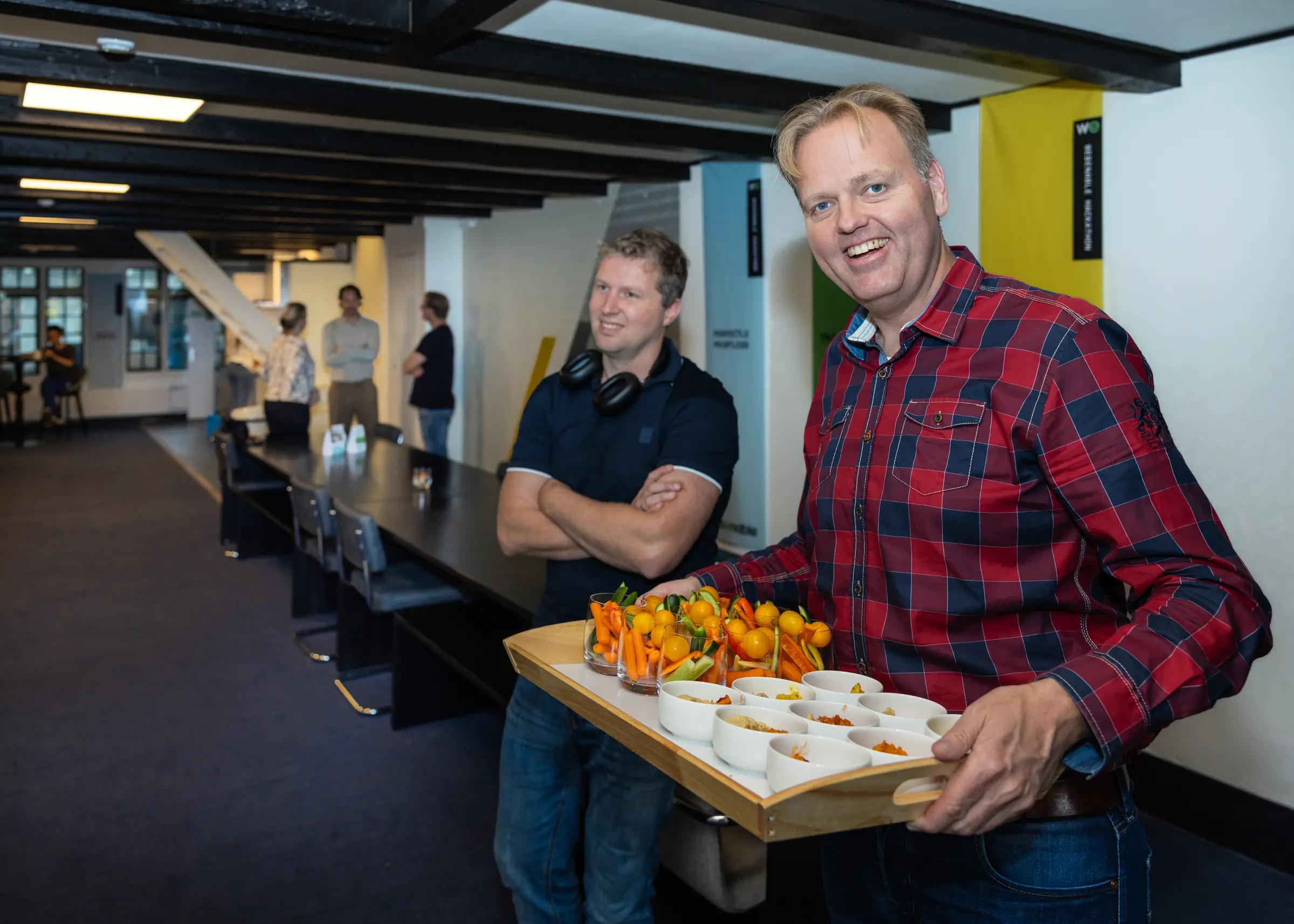 Gezonde snacks rondbrengen (Vincent en Casper)