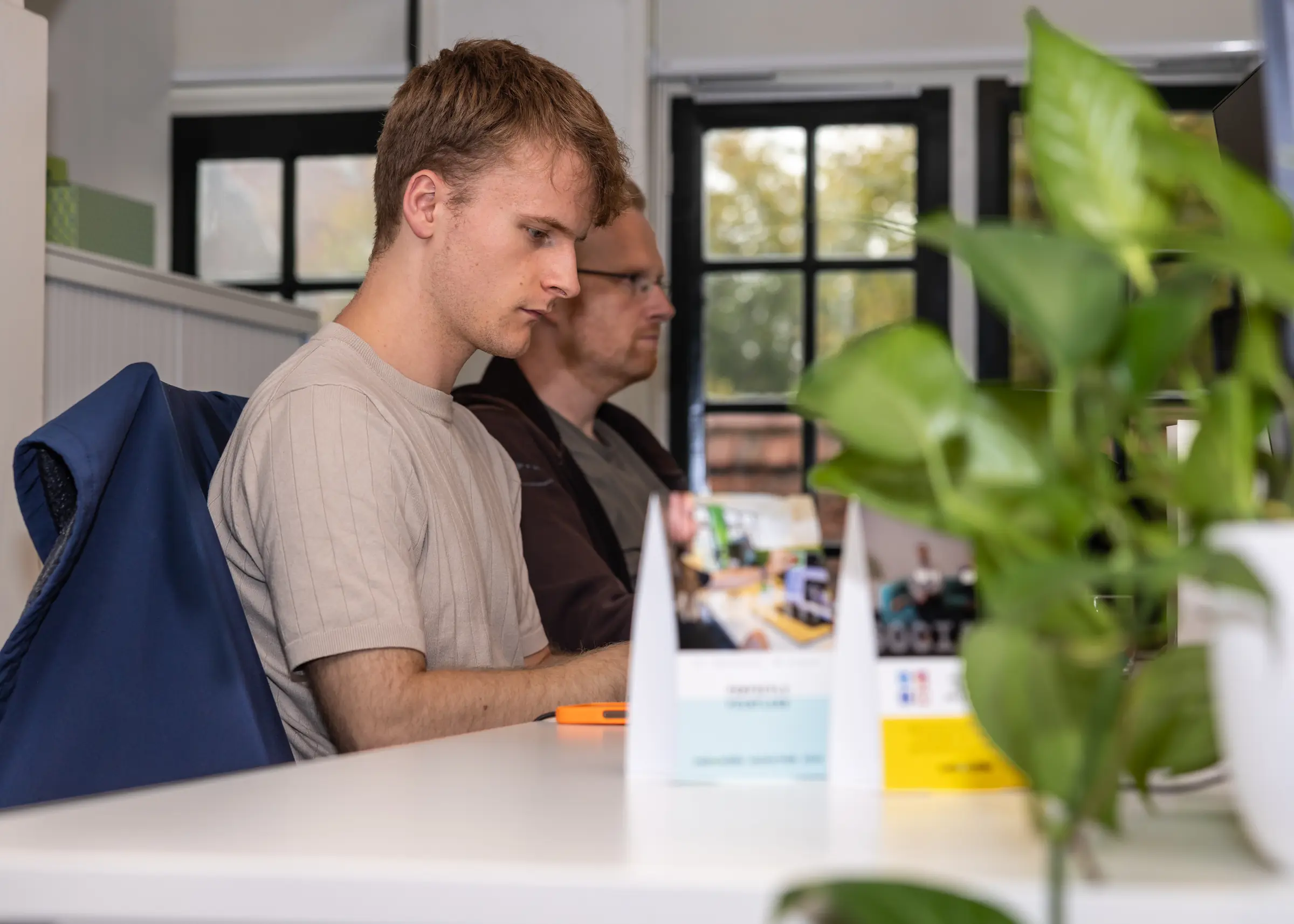 Sfeerbeeld geconcentreerd met plant (Caleb en Tom)