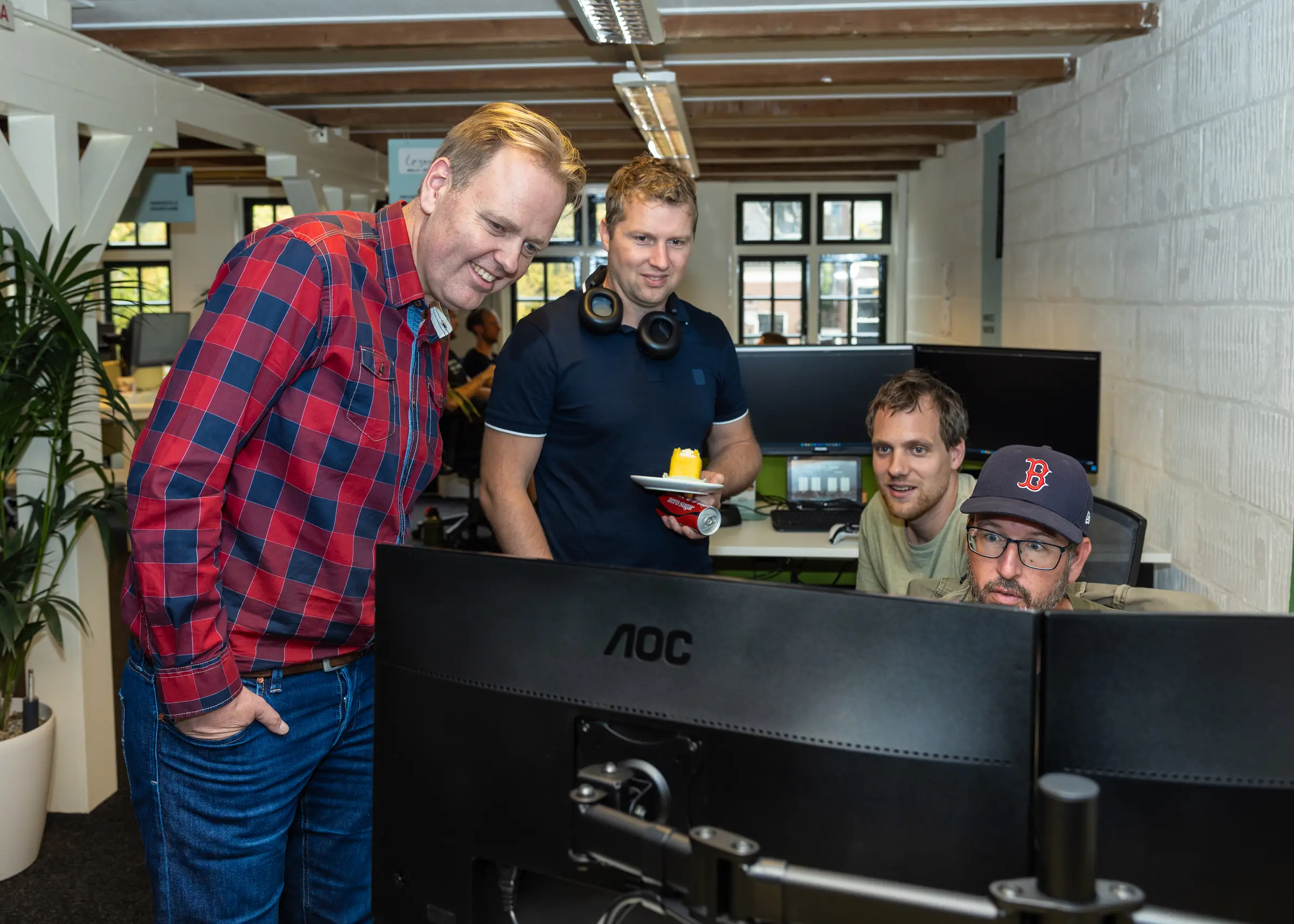 TESO-simulator meekijken met taart en cola (Casper, Vincent, Len en Xander)