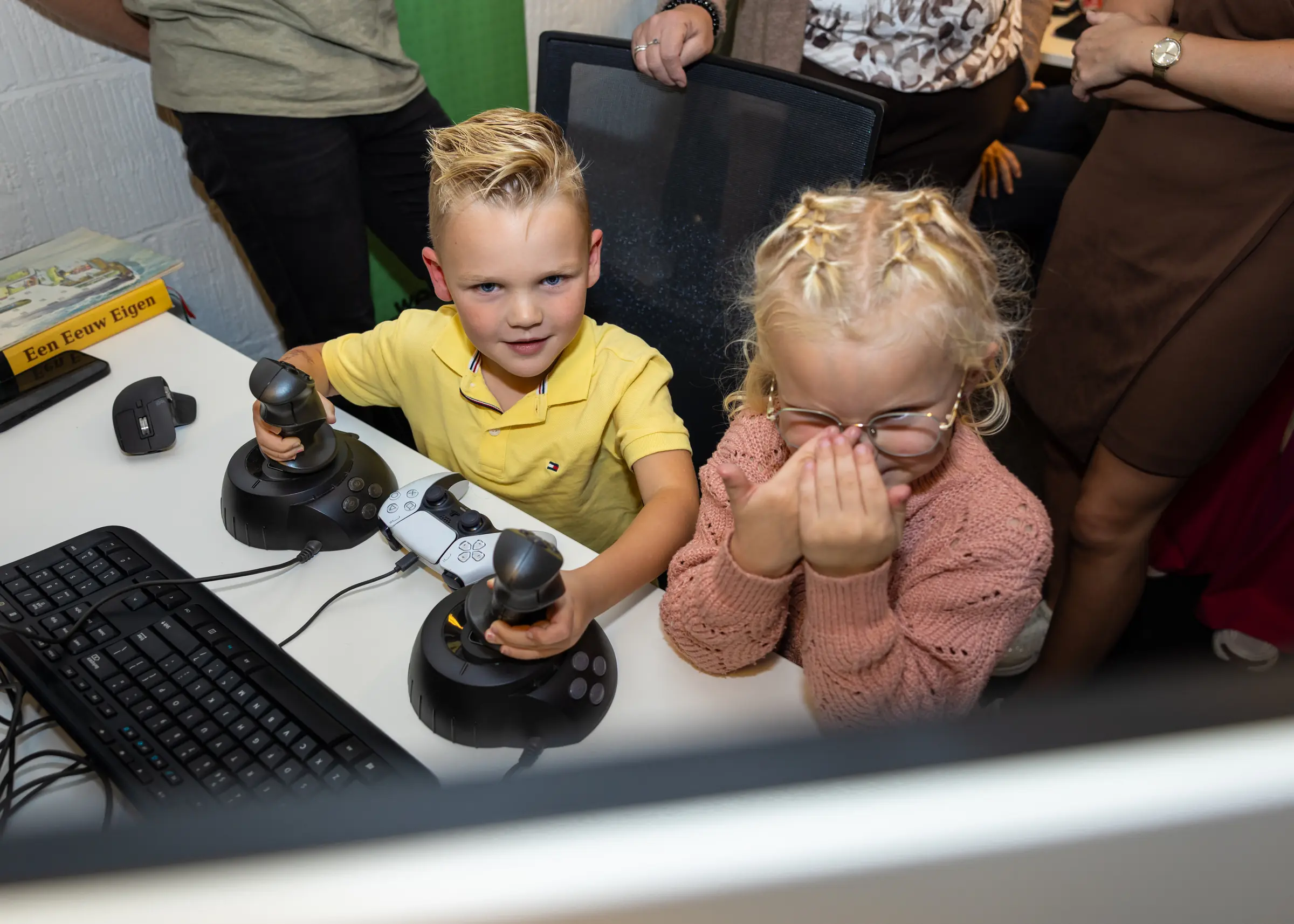 TESO-simulator kinderen met joysticks (Len, Nathan, Gezina, Lisa en Tessa)
