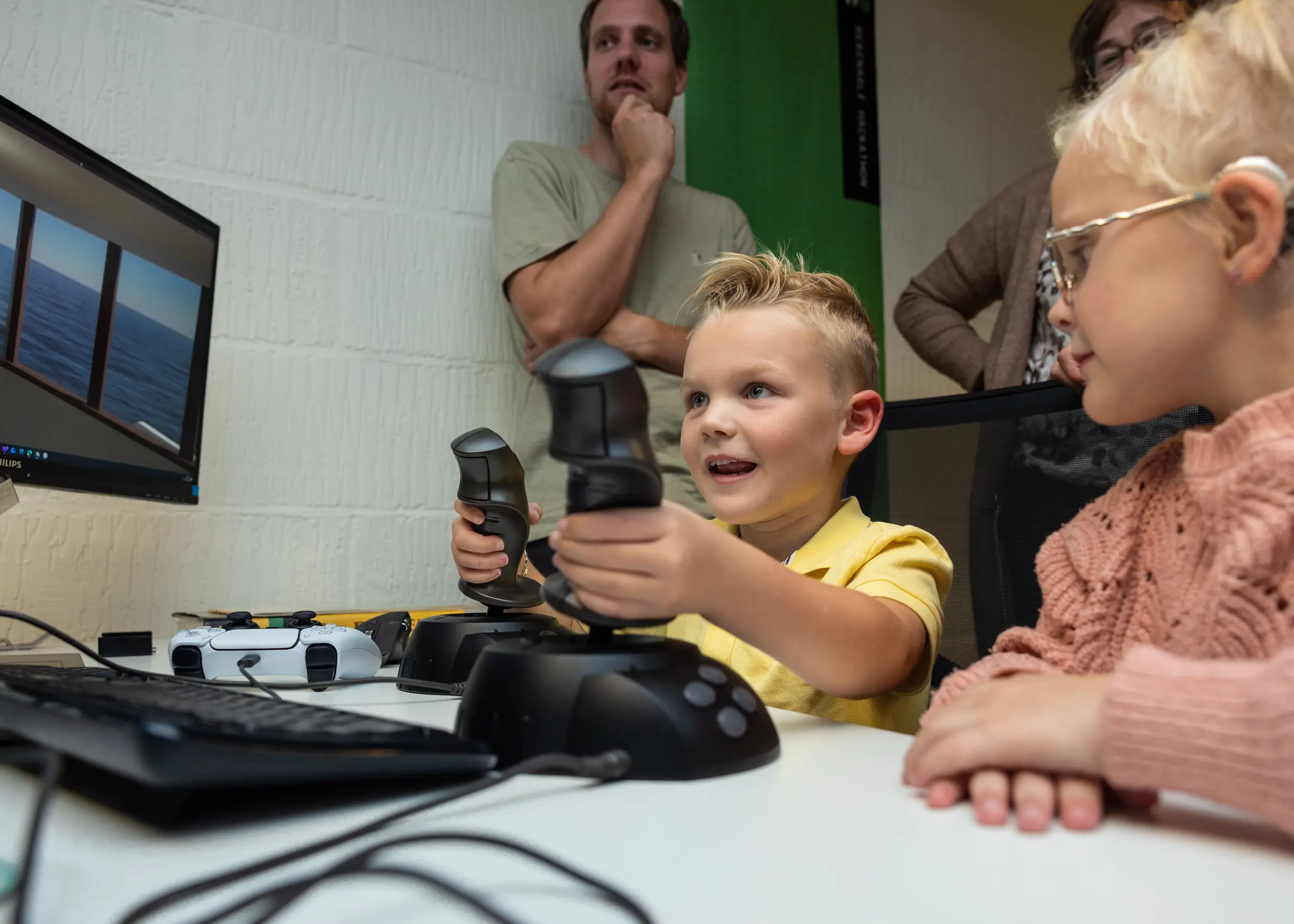 TESO-simulator jongen stuurt (Len, Nathan, Gezina en Lisa)