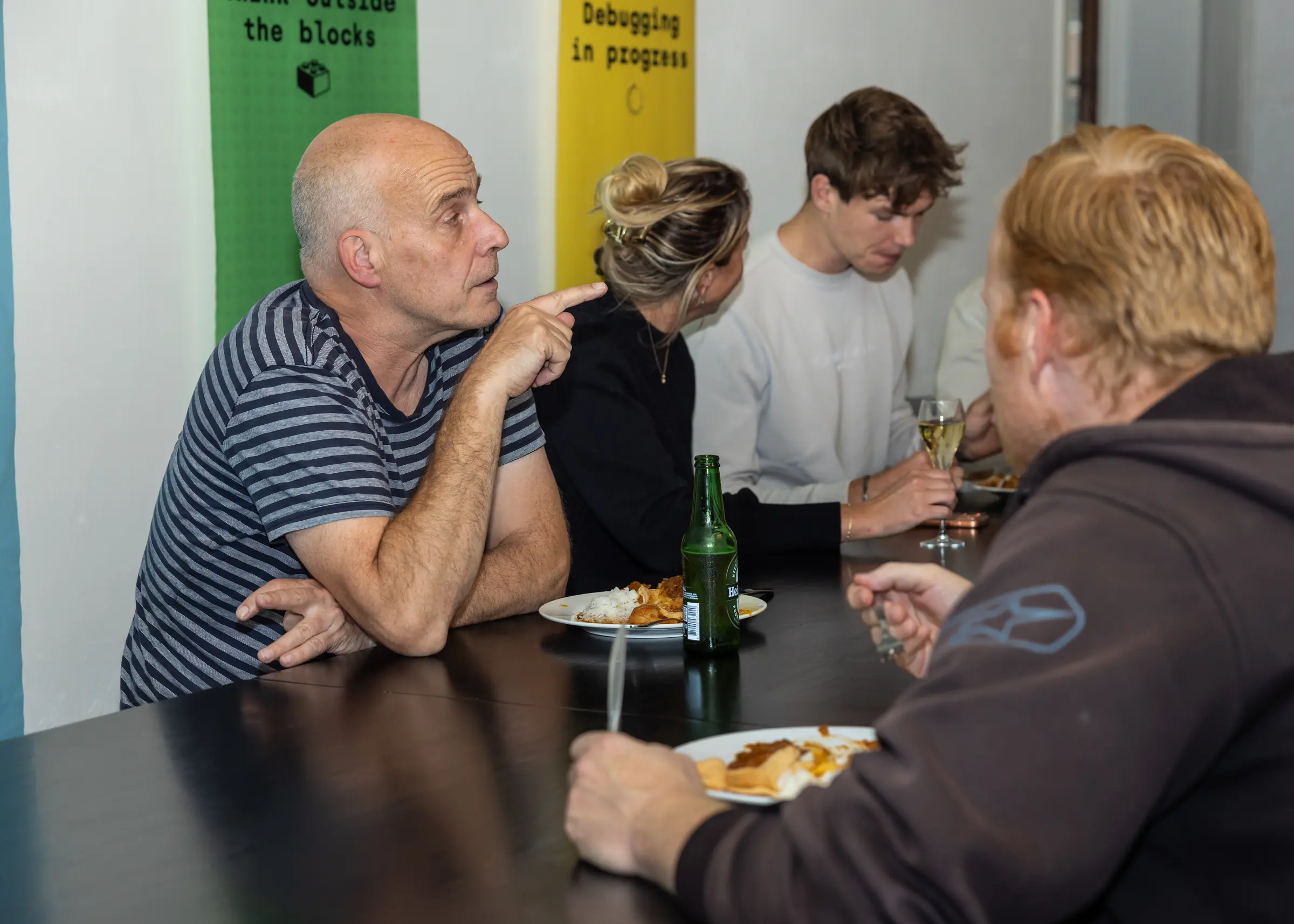 Avondeten binnen aan lange tafel (Jacco, Ilse, Enzo en Tom)