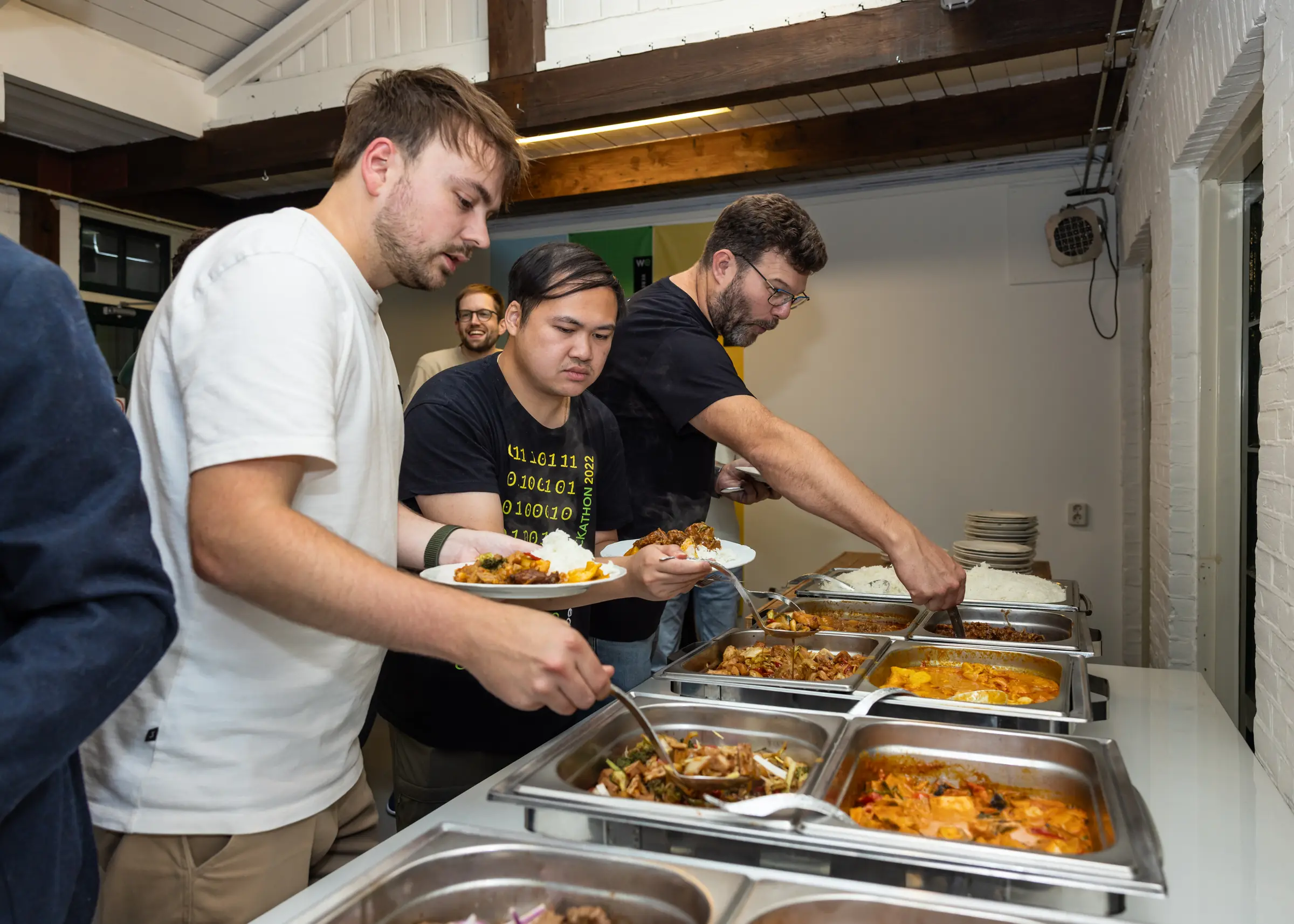 Avondeten buffet opscheppen (Marc, Luuk, Vincent en Thijs)