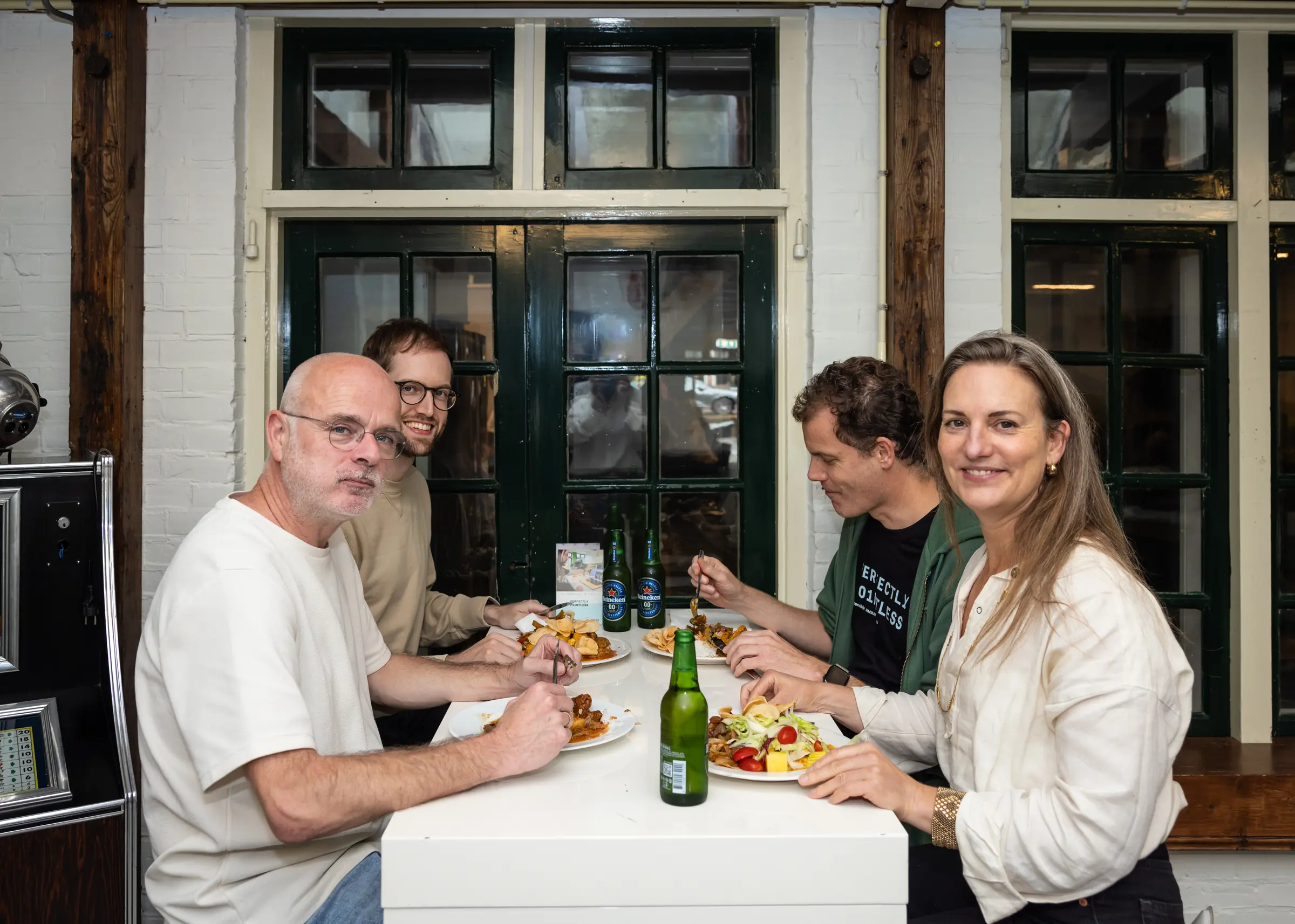 Avondeten aan tafel (Joep, Luuk, Joris en Viola)