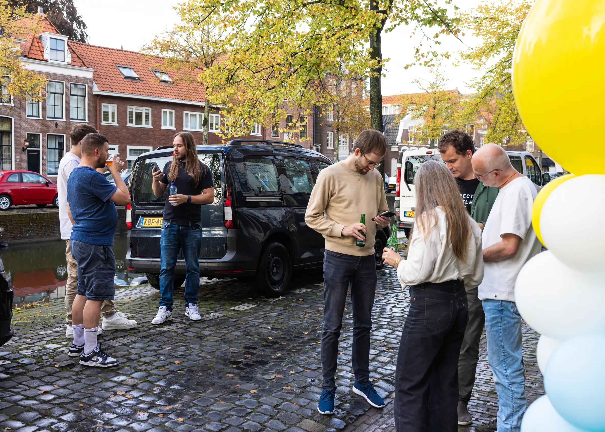 Borrel buiten bij de gracht (Marc, Mark, Jeffrey, Luuk, Viola, Joris en Joep)