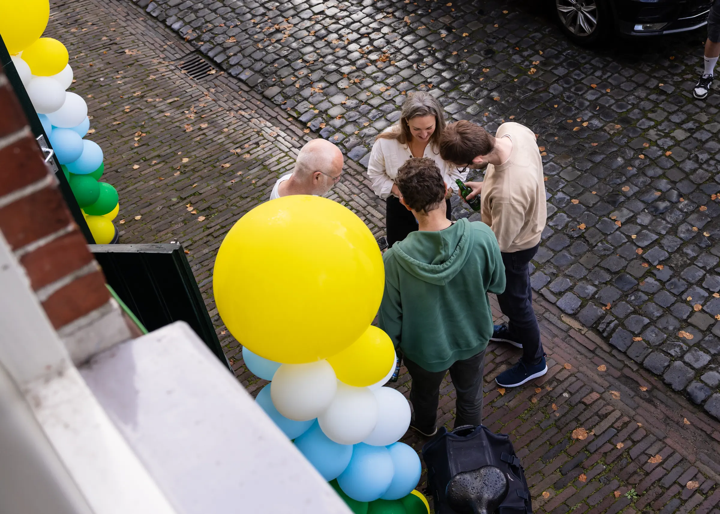 Borrel buiten van bovenaf (Joep, Viola, Joris en Luuk)