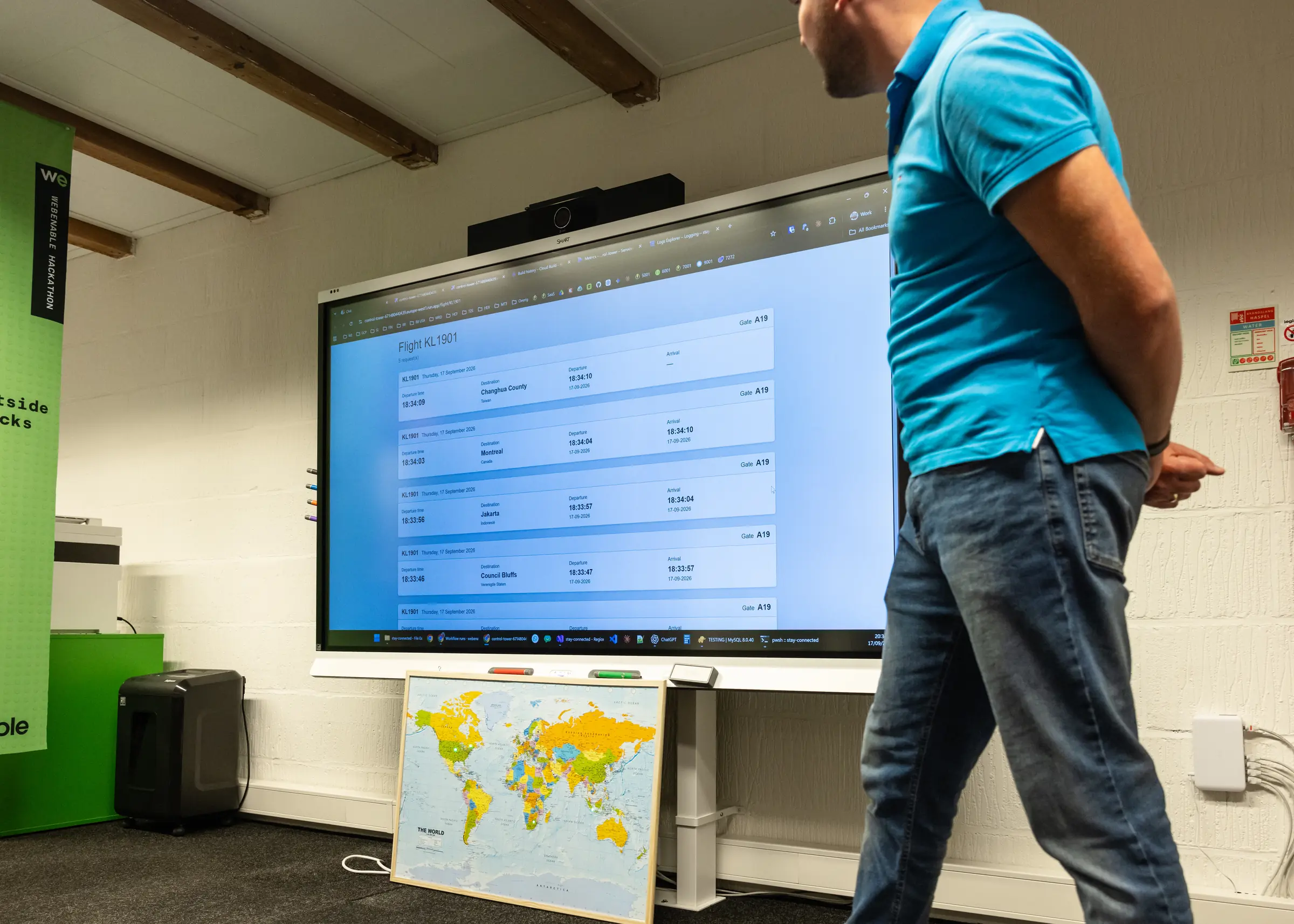 Google Cloud Around the World vluchtenbord KL1901 op groot scherm (Henk)