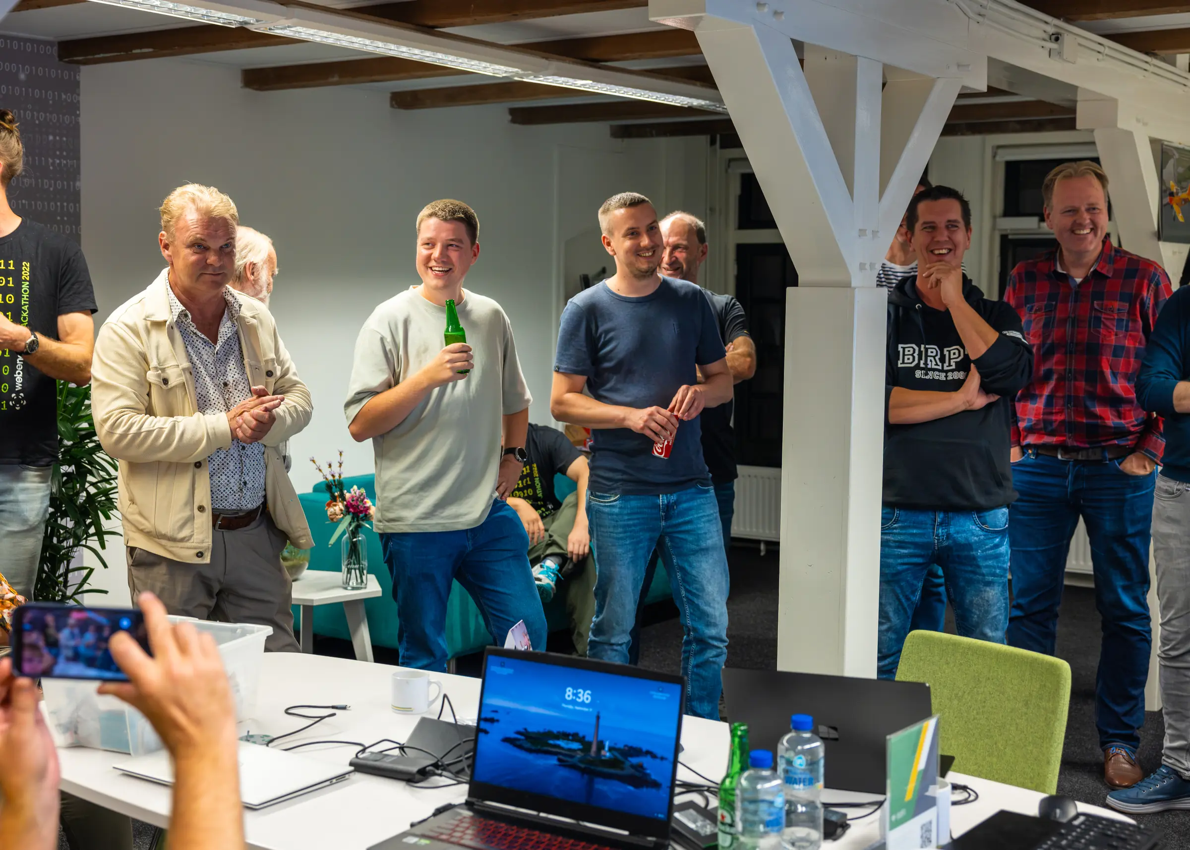 Publiek lacht bij presentatie (Jochem, Peter, Frank, Dick, Sybren, Remco, Hans, Dicky en Casper)