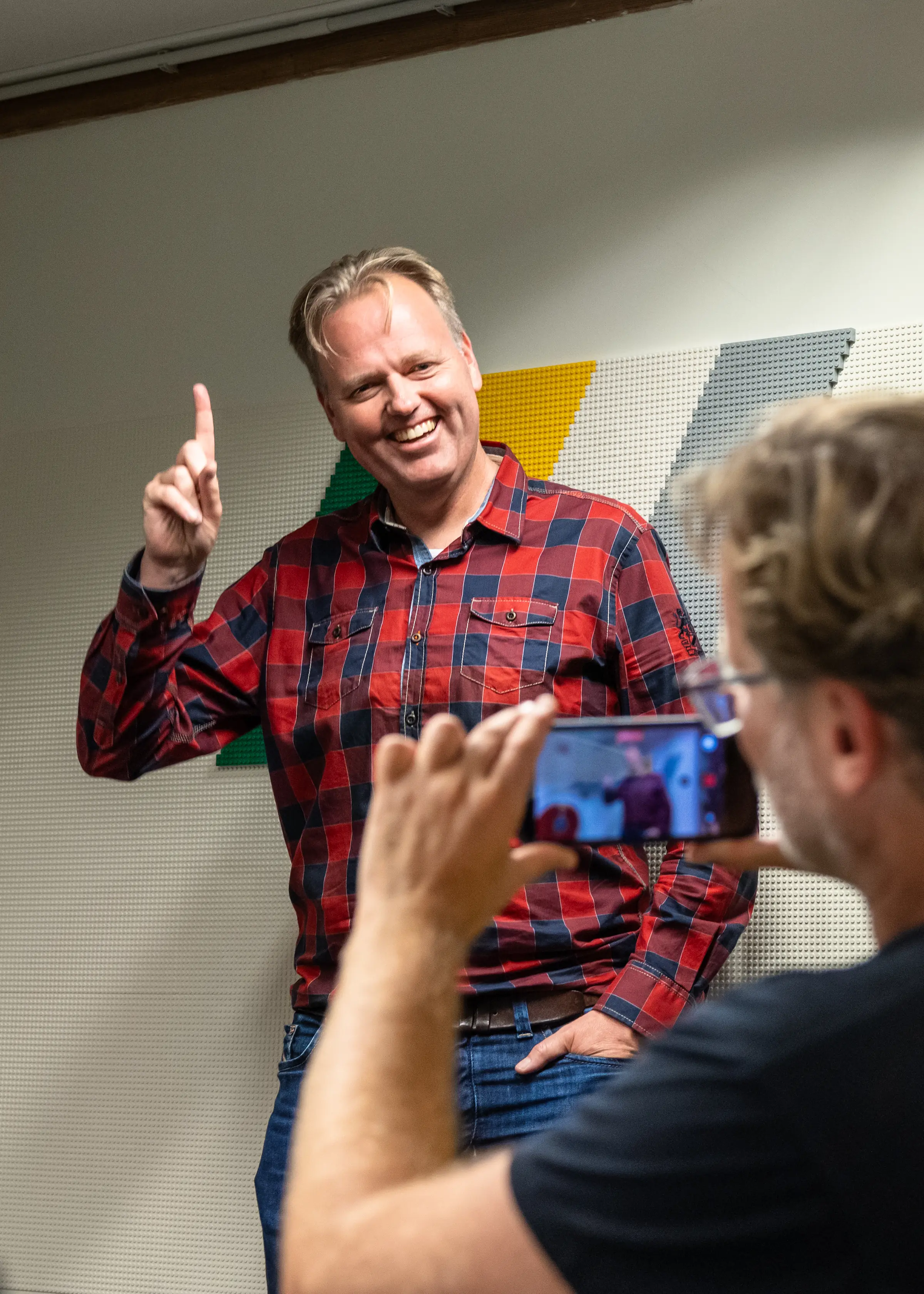 Sfeerbeeld poseren voor de telefoon (Casper en Peter)