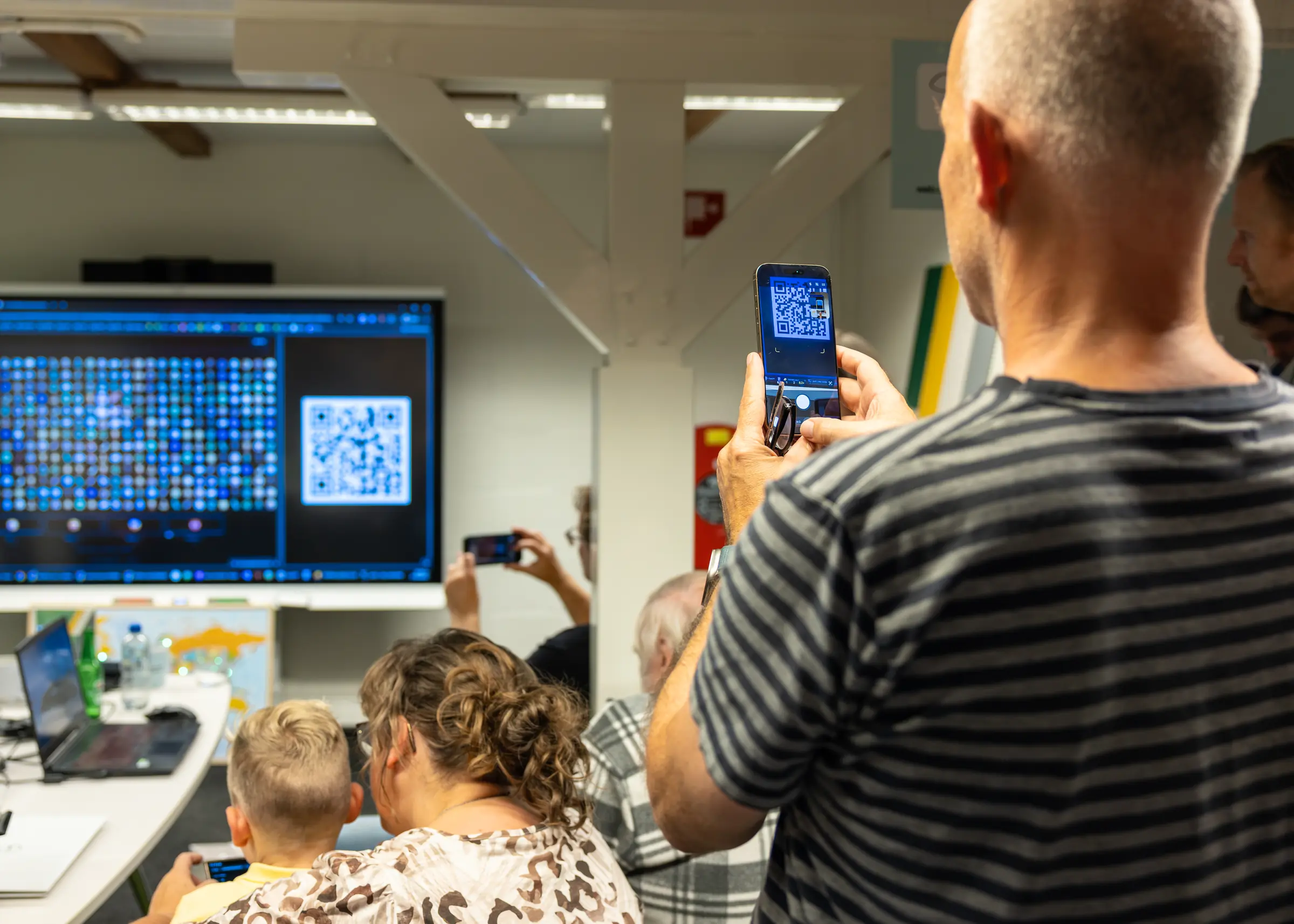 Macrodata Refinement QR-code scannen (Nathan, Gezina, Jacco, Dick en Tom)