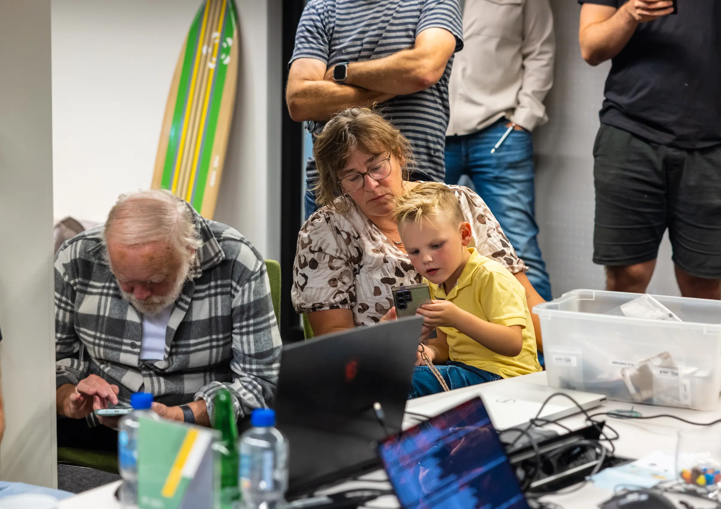 Publiek speelt mee op telefoon (Dick, Jacco, Gezina en Nathan)