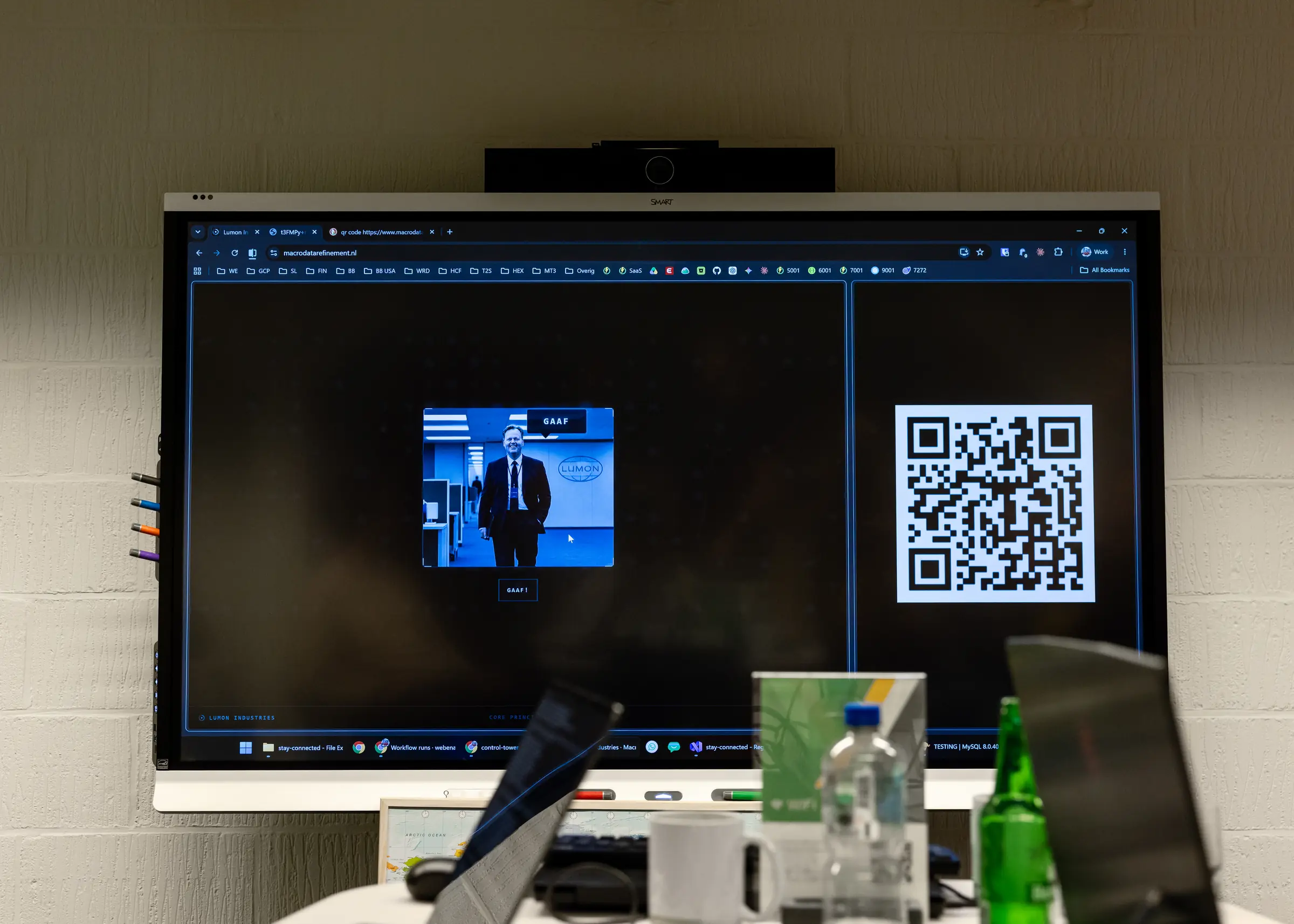 Macrodata Refinement Lumon scherm met QR-code (Casper)