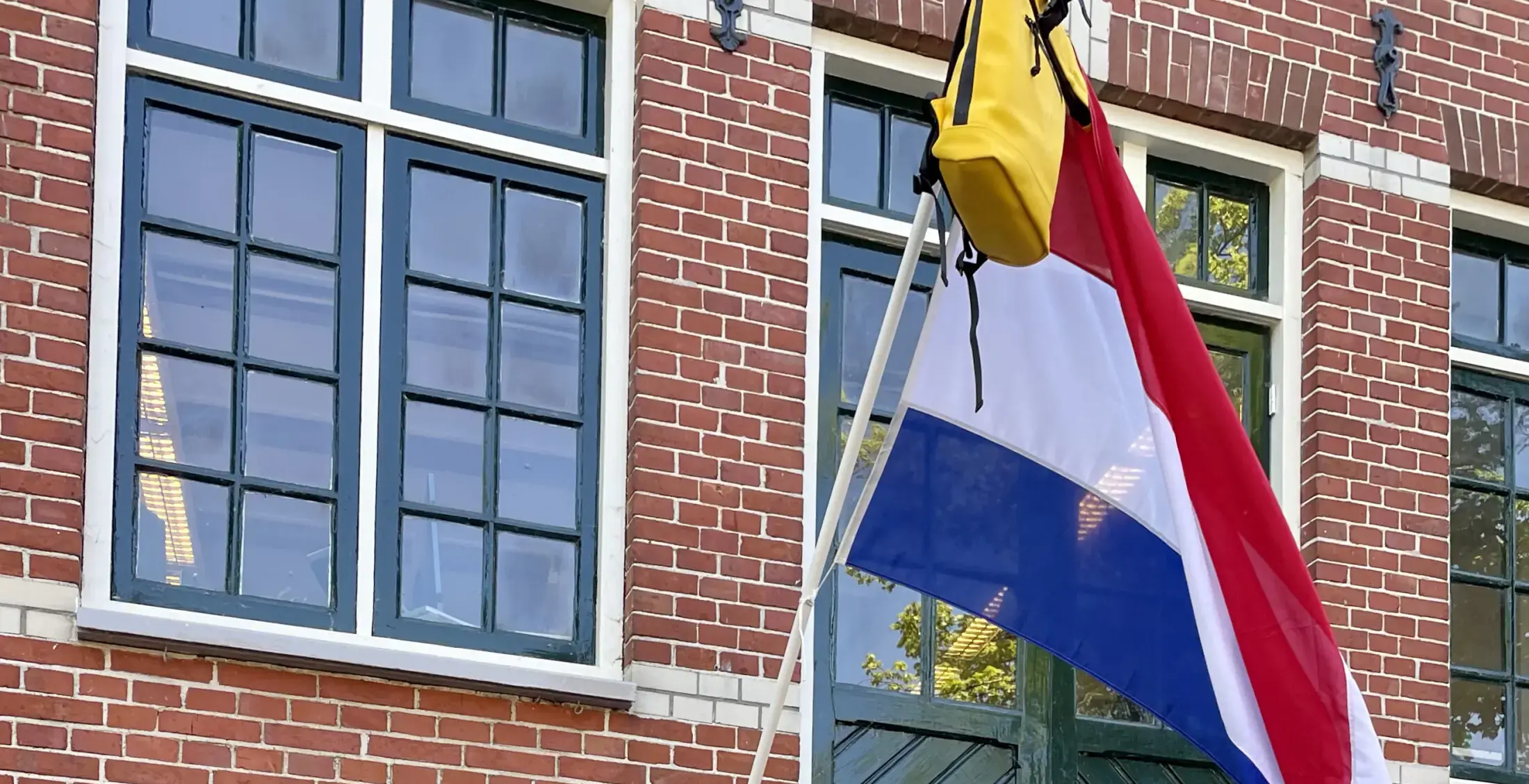 De vlag kan uit