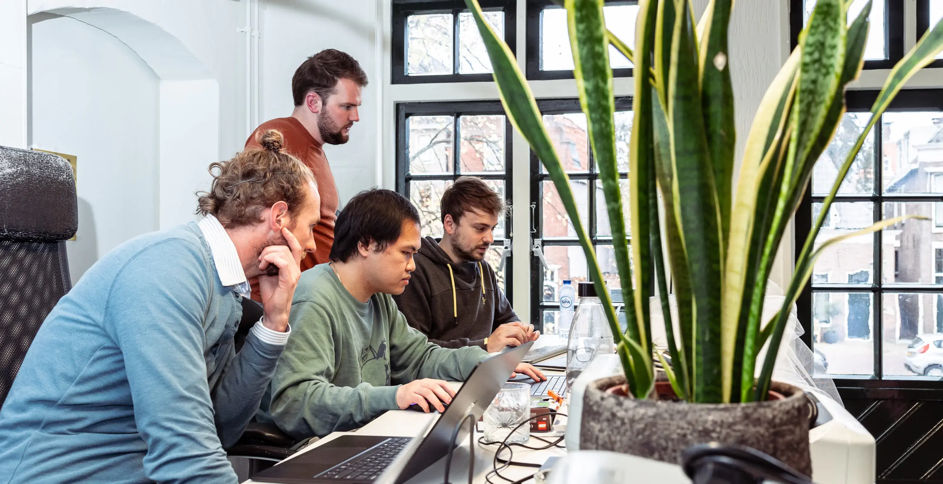 Jochem van de Berg, Henk Mollema, Vincent Vu, en Marc Roosendaal op de Webenable Hackathon 2021